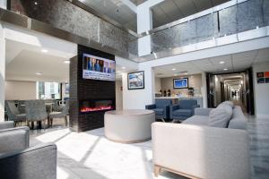 a waiting room with a fireplace in a hospital at La Quinta by Wyndham Dallas I-35 Walnut Hill Ln in Dallas