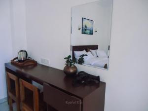 een slaapkamer met een bureau en een bed in de spiegel bij Eyeful Ella in Ella