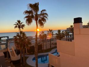 - une vue sur l'océan depuis le balcon d'un complexe dans l'établissement Torrevieja La Mata Primera línea playa, à Torrevieja