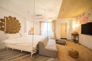 1 dormitorio con cama colgante y TV en 法格洛絲文旅, en Beipu