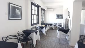 King's Hotel في بوينس آيرس: صف من الطاولات والكراسي في الغرفة