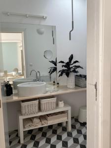 bagno con lavandino e specchio di Casa Monte Tamissa a Vila Real de Santo António