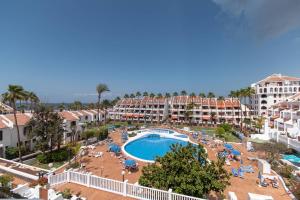 een luchtzicht op een resort met een zwembad bij Parque Santiago II 147 - Two Bed in Playa de las Americas