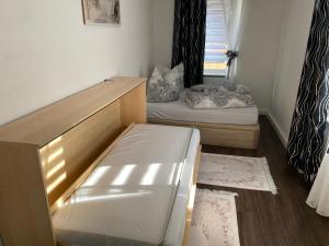 um pequeno quarto com 2 camas e uma janela em Ferienwohnung Pension Sofia 2 em Meissen