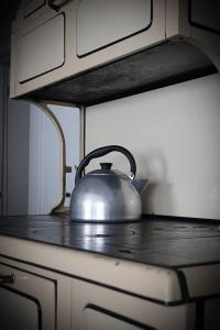 Stratford的住宿－Chalet Le Shack O2，炉灶上的一个茶壶