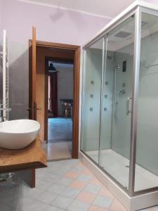 y baño con ducha acristalada y lavamanos. en B&B Borgo dei Cedri, en Pontecchio