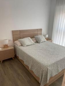 1 dormitorio con 1 cama y 2 mesitas de noche en Lovely Beach Apartment, en Rincón de la Victoria