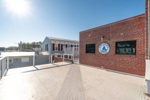 Galeriebild der Unterkunft Why Knot Getaway...Rooftop with WaterView! Unit D in Beaufort
