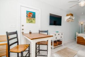 ein Esszimmer mit einem Tisch und zwei Stühlen in der Unterkunft Why Knot Getaway...Rooftop with WaterView! Unit D in Beaufort