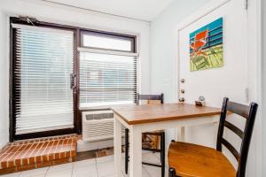 Ein Sitzbereich in der Unterkunft Why Knot Getaway...Rooftop with WaterView! Unit D