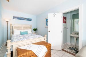 Ein Bett oder Betten in einem Zimmer der Unterkunft Why Knot Getaway...Rooftop with WaterView! Unit D