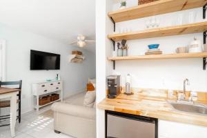 2 Bilder von einer Küche und einem Wohnzimmer in der Unterkunft Why Knot Getaway...Rooftop with WaterView! Unit D in Beaufort + 32 Fotos