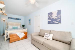 ein Wohnzimmer mit einer Couch und einem Bett in der Unterkunft Why Knot Getaway...Rooftop with WaterView! Unit D in Beaufort