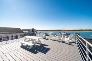 eine Terrasse mit einem Picknicktisch und Stühlen auf dem Wasser in der Unterkunft Why Knot Getaway...Rooftop with WaterView! Unit D in Beaufort