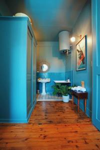 La salle de bains bleue est pourvue d'un lavabo et d'un miroir. dans l'établissement Estacart - Grenoble Centre, à Grenoble