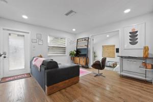 Кухня или мини-кухня в Boho home:near beach/cruise/ airport/ cruises
 +14 фотографий