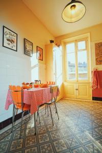 uma sala de jantar com uma mesa e cadeiras e uma janela em Estacart - Grenoble Centre em Grenoble