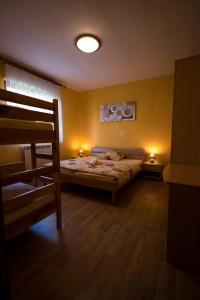 ein Schlafzimmer mit einem Bett und einem Etagenbett in der Unterkunft Apartment and Room Natasa in Kobarid