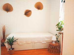 uma cama num quarto com plantas na parede em Oase am See em Berumbur