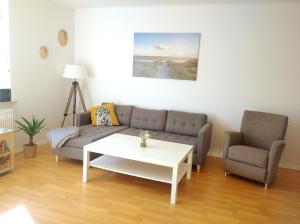 uma sala de estar com um sofá e uma mesa de centro em Oase am See em Berumbur