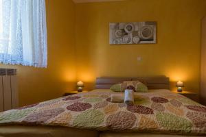 - une chambre avec un lit et 2 haut-parleurs sur le mur dans l'établissement Apartment and Room Natasa, à Kobarid