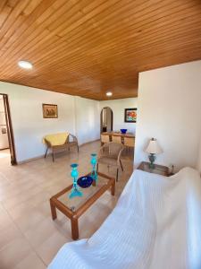 een slaapkamer met een bed en een woonkamer bij Excelente apto cerca al mar in Cartagena