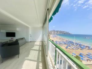 balkon z widokiem na plażę w obiekcie Principado Levante Blueline w mieście Benidorm