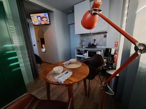 una cocina con mesa y sillas y una habitación en Kiosk 550 Apartment - Póvoa de Varzim en Póvoa de Varzim