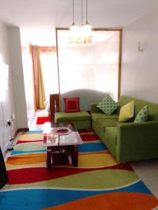 ein Wohnzimmer mit einem Sofa und einem Couchtisch in der Unterkunft Tsavo 90 degrees smart view in Nairobi