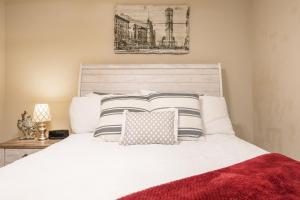 una camera con un letto bianco con due cuscini di Ember’s View, Spa City Jewel- Lovely Lake Condo a Hot Springs