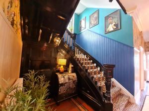 een hal met een trap met blauwe muren bij Birdy Room - Lemur Lodge in Bournemouth