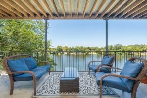 a screened porch with two chairs and a table at Ember’s View, Spa City Jewel- Lovely Lake Condo in Hot Springs