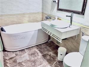 ein Badezimmer mit Badewanne, Waschbecken und Toilette in der Unterkunft Holiday Hotel 2 in Haiphong + 22 Fotos