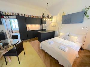 sypialnia z łóżkiem, biurkiem i stołem w obiekcie Private terrace, 8 min to center w Wiedniu