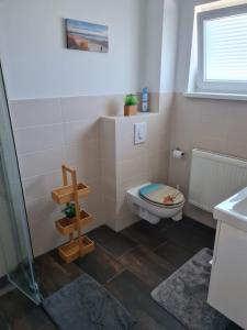 a bathroom with a toilet and a glass shower at Carpe Diem - 1 Schlafzimmer - Tageslichtbad - Parkplatz - Frankfurt Oder in Lebus