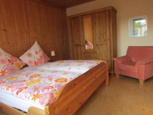 Un pat sau paturi într-o cameră la Ferienhaus an der Austwies