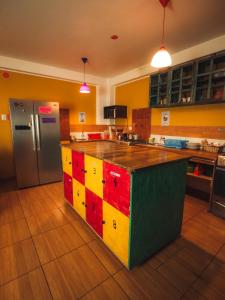- une cuisine avec un îlot coloré et un réfrigérateur dans l'établissement The Chusay Rooftop, à Cusco