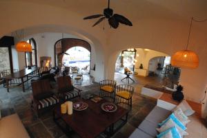 een woonkamer en eetkamer vanuit de lucht bij Casa Lisa in Acapulco