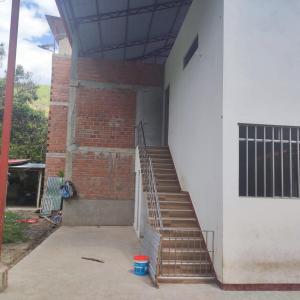 eine Treppe, die zu einem Gebäude mit einer Ziegelwand führt in der Unterkunft HOSPEDAJE MILAGRITOS in Chachapoyas