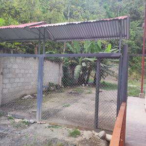 une cage avec un toit métallique sur une clôture dans l'établissement HOSPEDAJE MILAGRITOS, à Chachapoyas