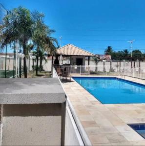- une piscine en face d'une maison dans l'établissement Apartamento próximo ao aeroporto, à Fortaleza