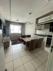 a kitchen and dining room with a table and chairs at Apartamento próximo ao aeroporto in Fortaleza