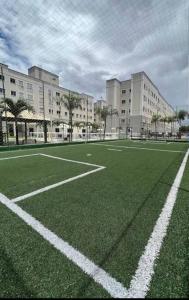 un terrain de football vide devant un bâtiment dans l'établissement Apartamento próximo ao aeroporto, à Fortaleza