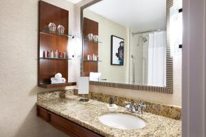 Ένα μπάνιο στο Delta Hotels by Marriott Phoenix Mesa