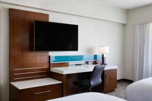 Μια τηλεόραση ή/και κέντρο ψυχαγωγίας στο Delta Hotels by Marriott Phoenix Mesa