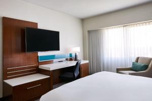Μια τηλεόραση ή/και κέντρο ψυχαγωγίας στο Delta Hotels by Marriott Phoenix Mesa