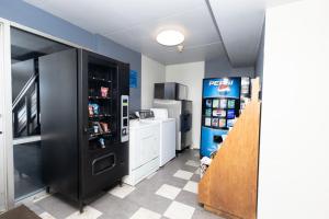 um quarto com uma máquina de refrigerante e um frigorífico em Days Inn by Wyndham Dayton Huber Heights Northeast em Huber Heights