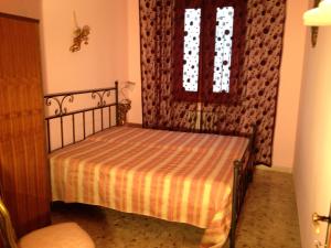 a small bedroom with a bed with a window at Stanza Bellaria in Pontedera