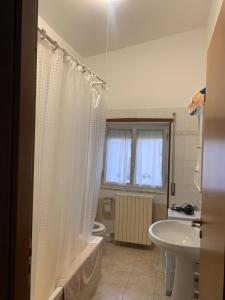 uma casa de banho com um chuveiro, um lavatório e um WC. em Iezza Residence em San Polo Matese