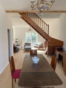 une salle à manger avec une table et un escalier dans l'établissement Glacière 10 ma campagne, à Bruxelles